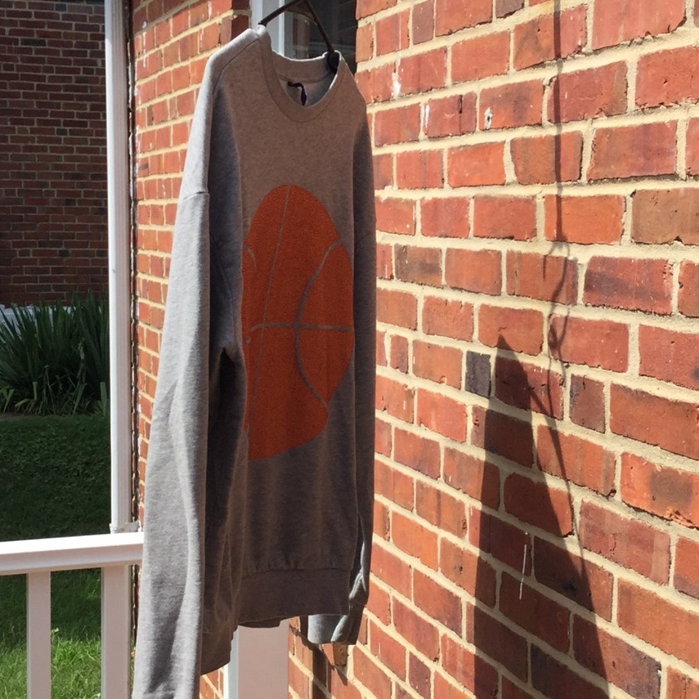 ⛄️ SMALL DIVIDED H&M SWEATSHIRT/BASKETBALL LOGO ⛄️